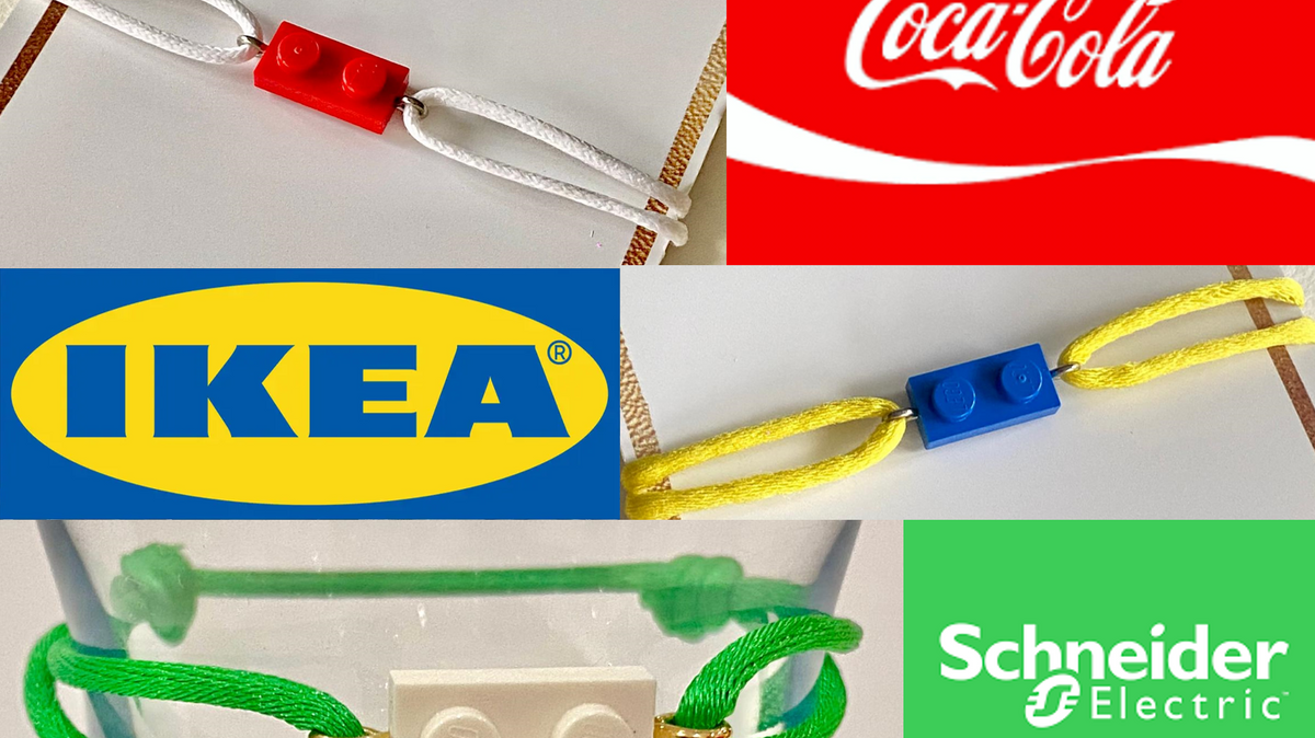 Idée de cadeau de team building : le bracelet bicolore de Brique d'Oreille avec une brique de Lego et un cordon ajustable, aux couleurs de marques. En exemple: Ikea en bleu et jaune, Coca-Cola, en rouge et blanc, et Schneider Electric en vert et blanc