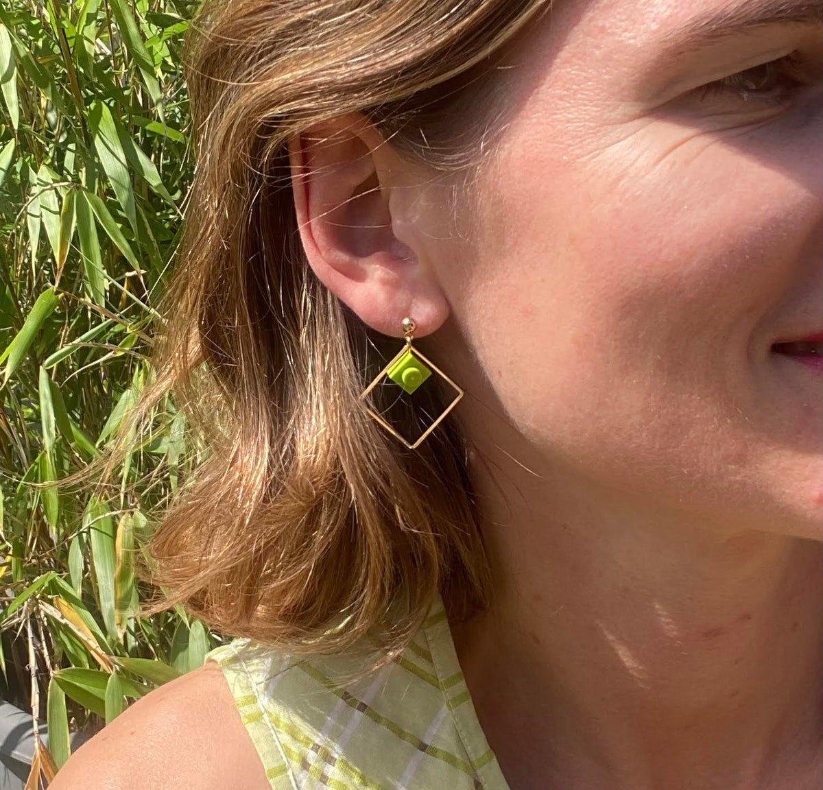 Boucles d'oreilles pendantes colorées avec un Lego vert