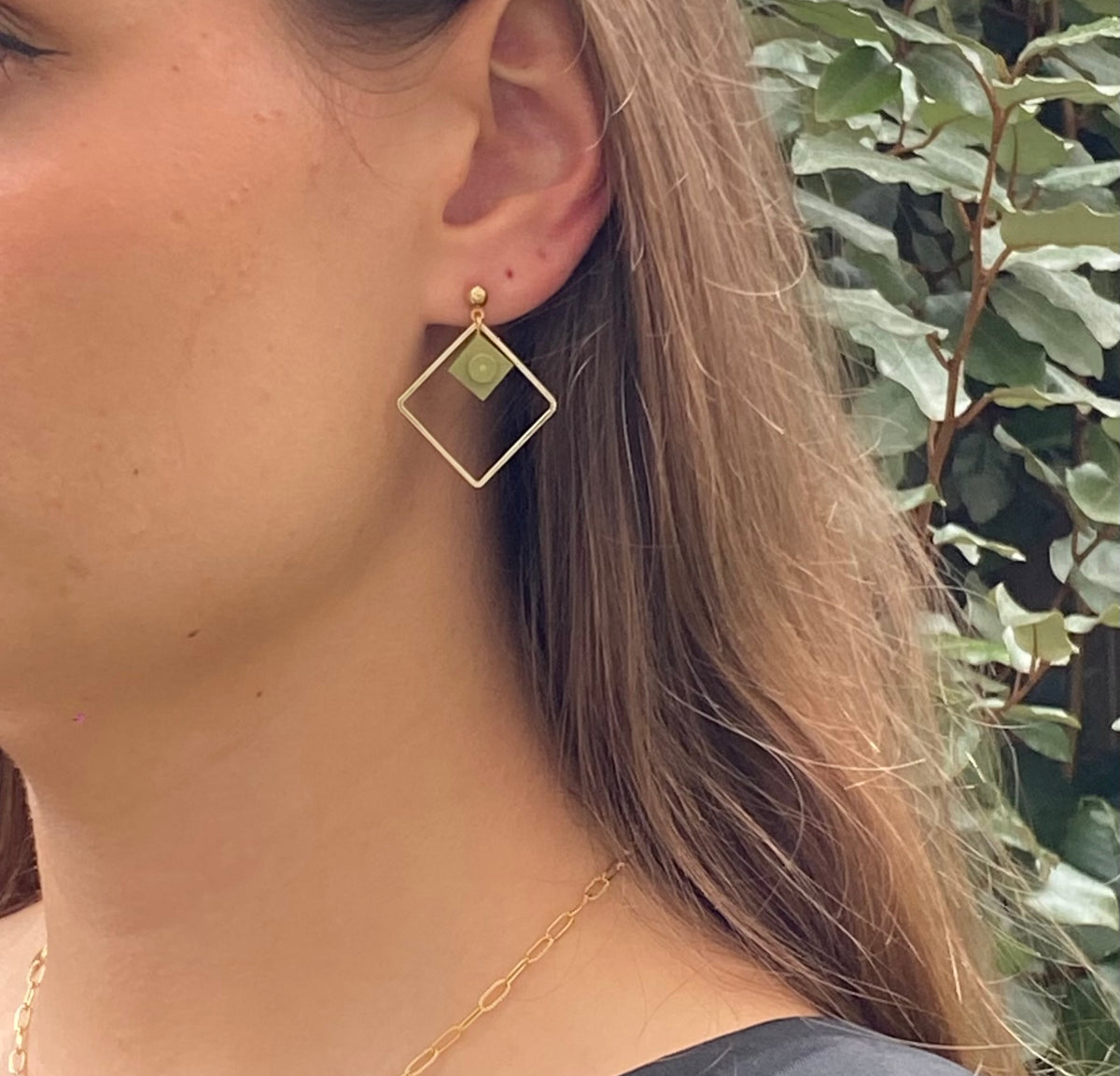 Boucles d'oreilles pendantes colorées avec un Lego vert kaki tendance