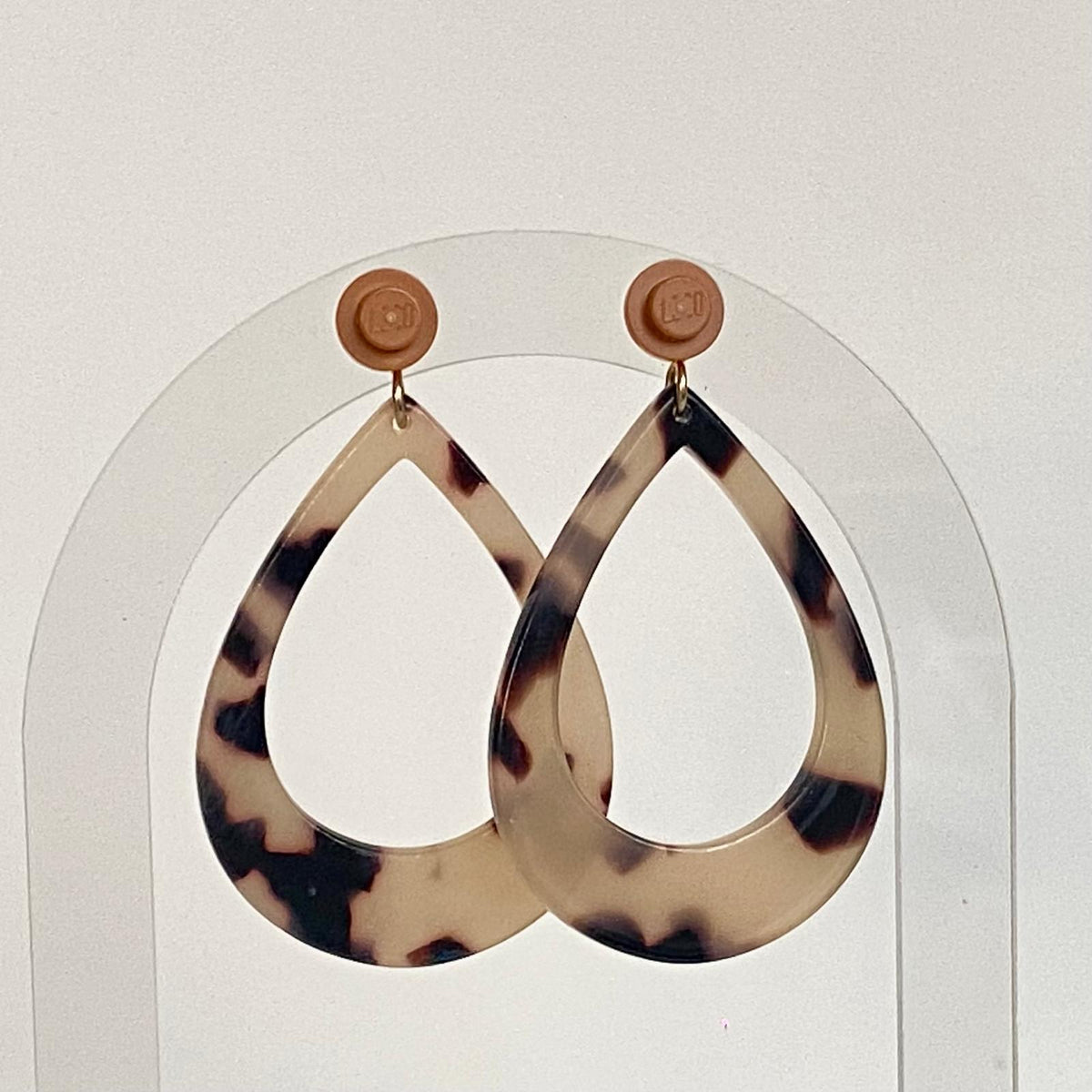 Boucles d’oreilles élégantes en acétate écaille de tortue avec clou d’oreille en brique Lego noire, pour un effet tendance animale dans des teintes peau.