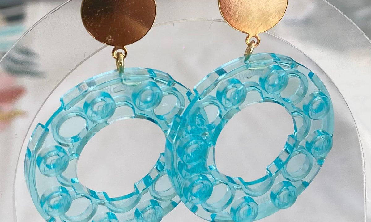 Boucles d'oreilles d'été bouée Lego suspendu à l'oreille par une pastille or