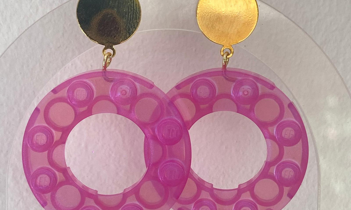 Boucles d'oreilles d'été bouée Lego suspendu à l'oreille par une accroche dorée