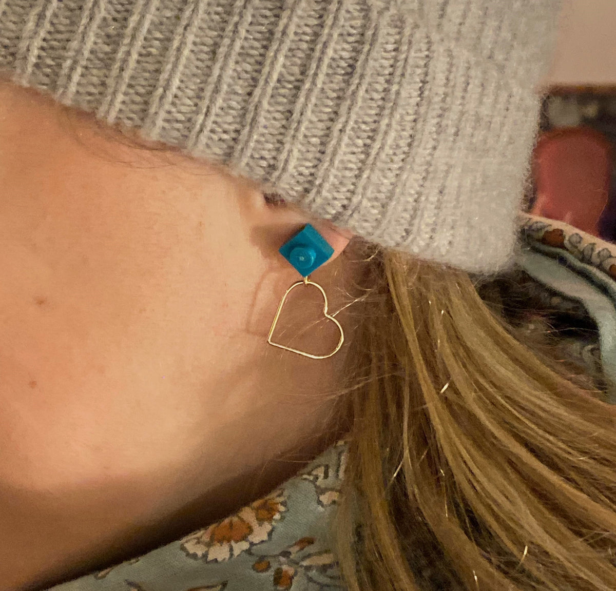 Adorables boucles d'oreilles avec un coeur doré et une brique de Lego bleu paon, le cadeau idéal st valentin