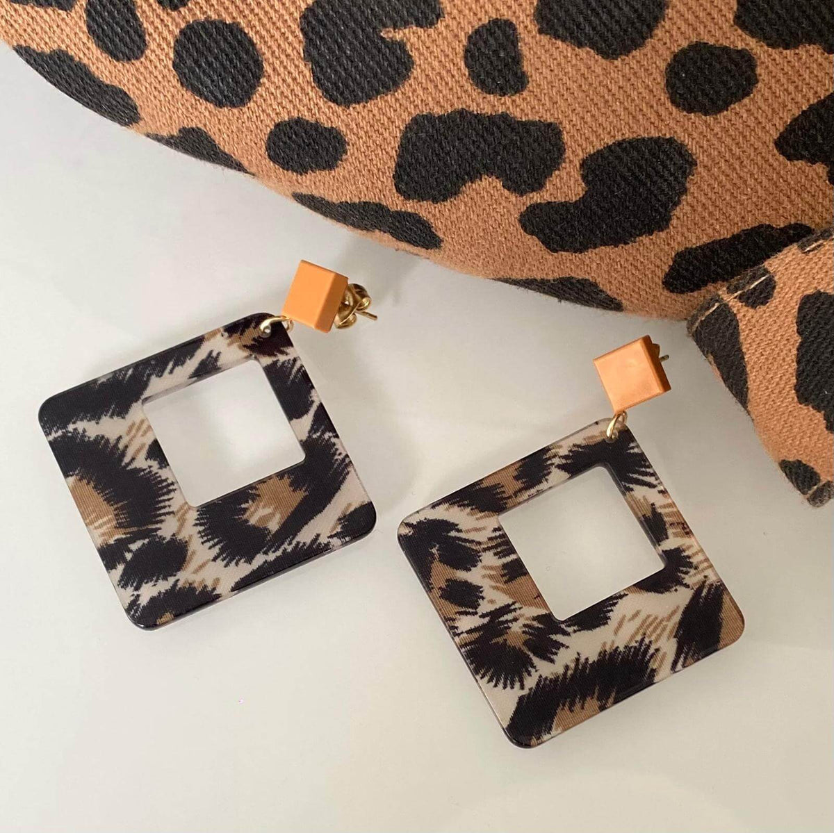 Boucles d'oreilles Léopard en acétate carré avec motif léopard chic, accessoires tendance pour un style audacieux.