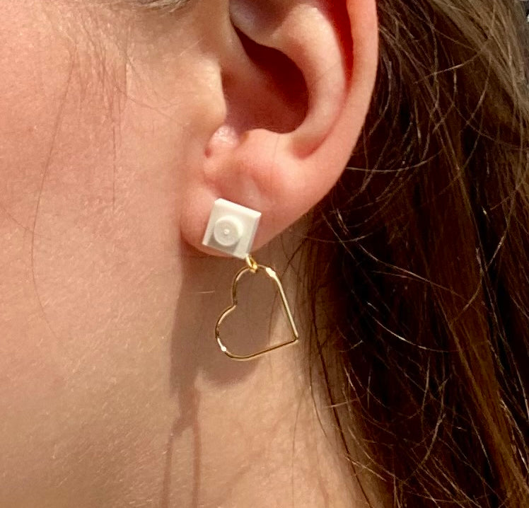 Boucles d'oreilles en forme de coeur pour les amoureux, accroché à l'oreille par une petite brique Lego blanche, boucles d'oreilles pendantes spécial St Valentin