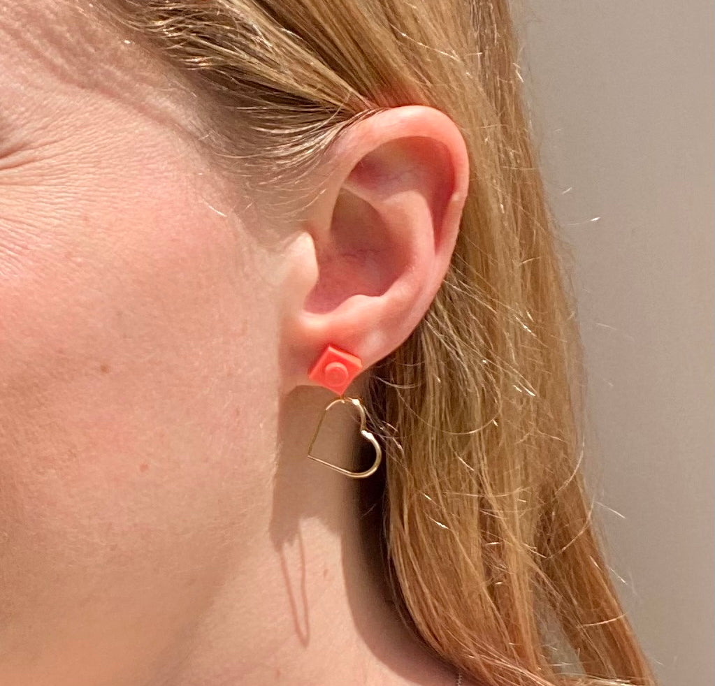 Boucles d'oreilles coeur dorées avec brique Lego rose corail, adorables boucles d'oreilles pendantes pour la St Valentin.