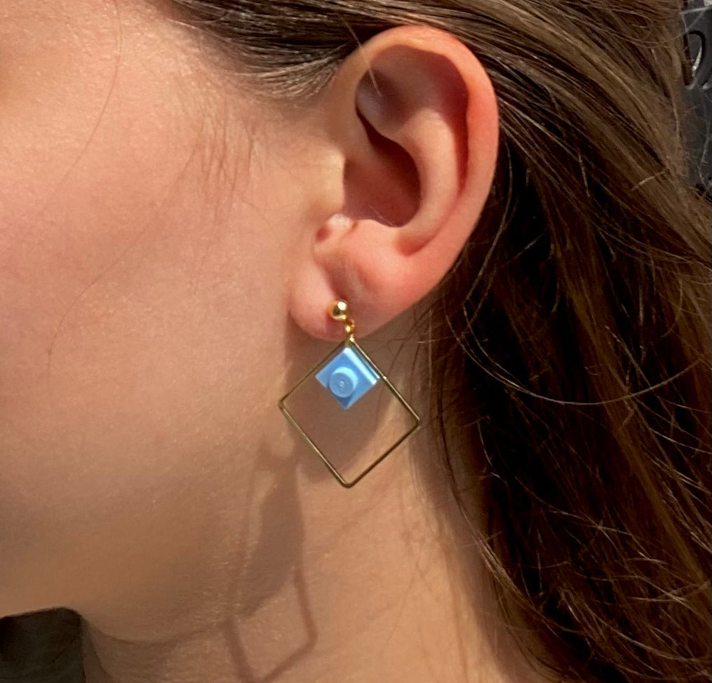 Boucles d'oreilles pendantes colorées avec un Lego bleu pastel