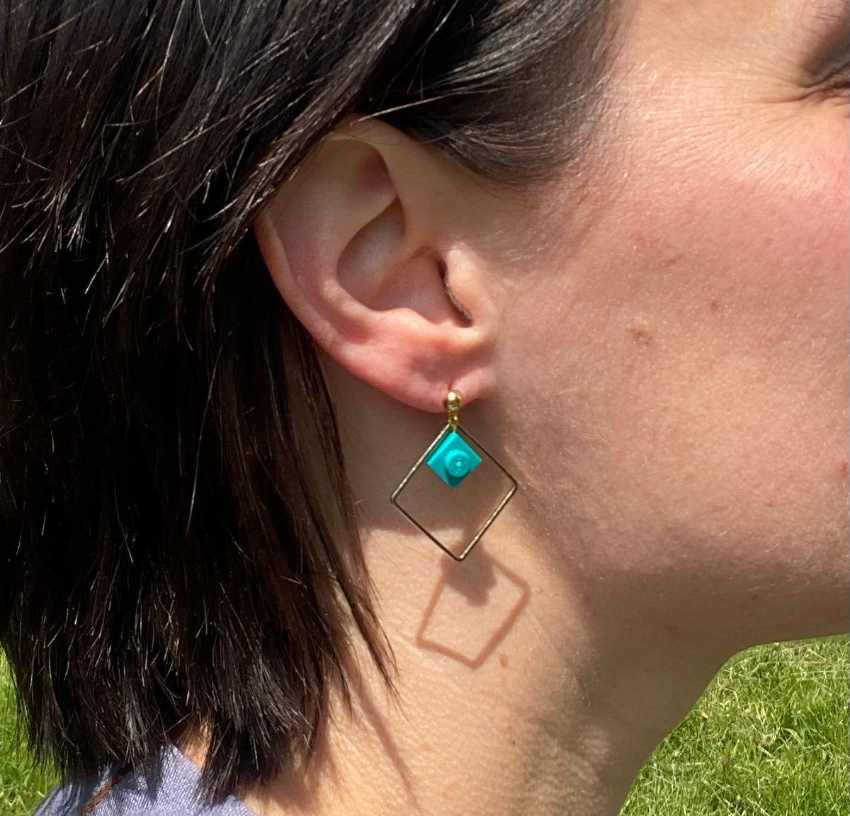 Boucles d'oreilles pendantes colorées avec un Lego bleu clair