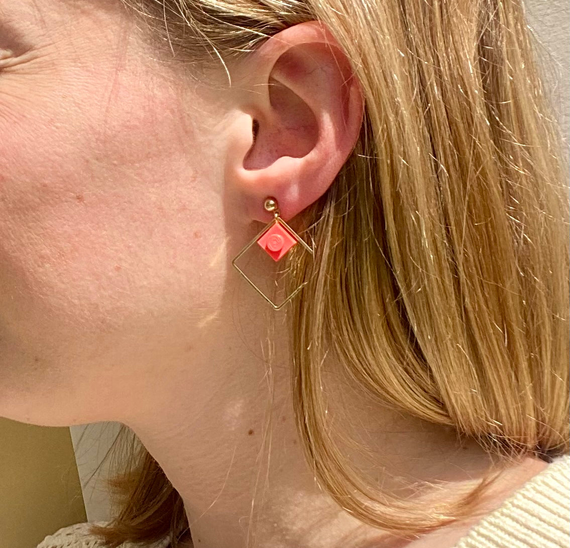 Boucles d'oreilles pendantes colorées avec un Lego corail