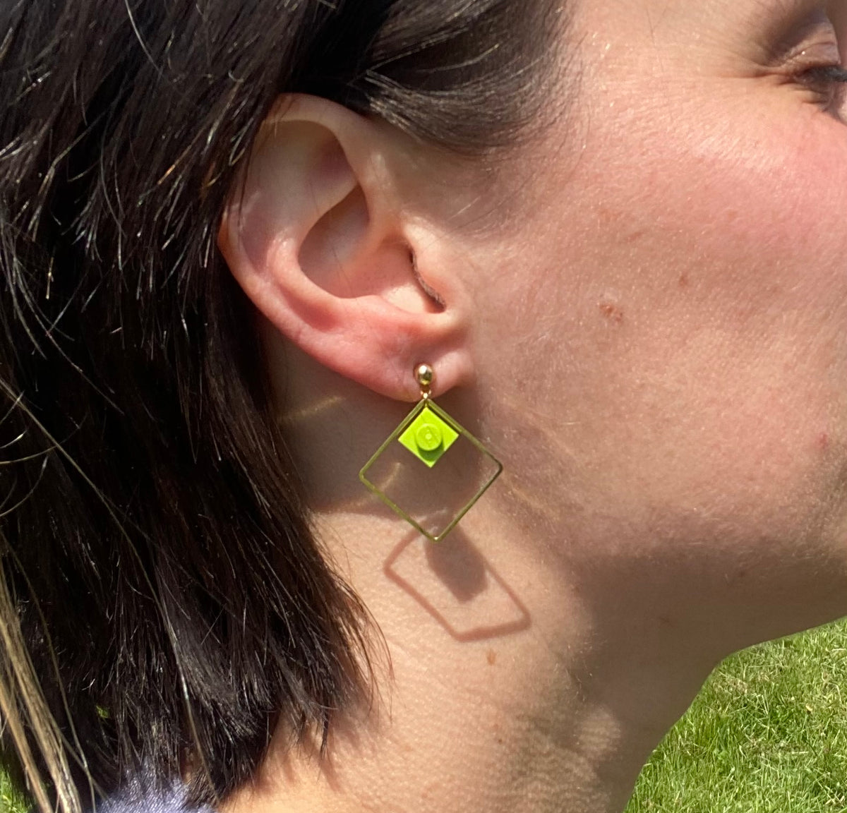 Boucles d'oreilles pendantes colorées avec un Lego vert bambou