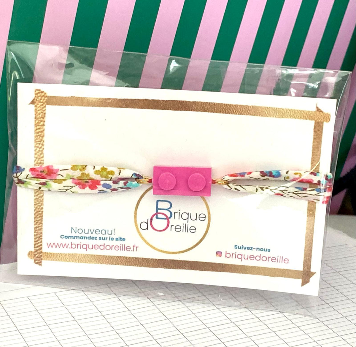 Bracelet enfant avec une brique Lego rose fushia et un cordon ajustable en Liberty collection Phoebe