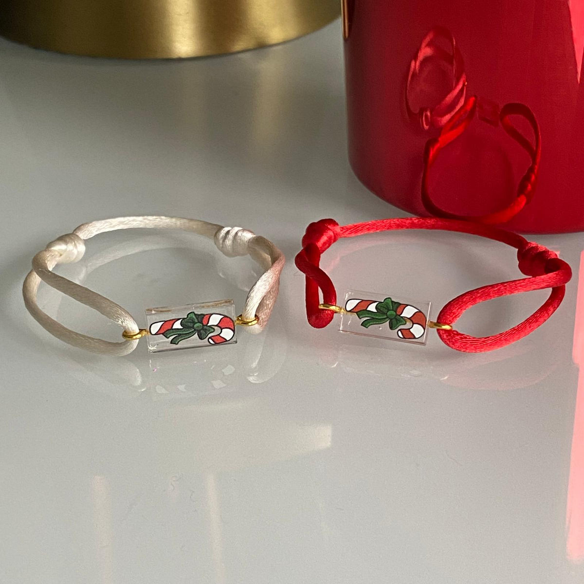 Bracelet spécial Noël avec un sucre d'orge imprimé sur une brique de Lego authentique. Le bracelet se règle avec un cordon ajustable coulissant facilement. Le bracelet existe en 2 couleurs