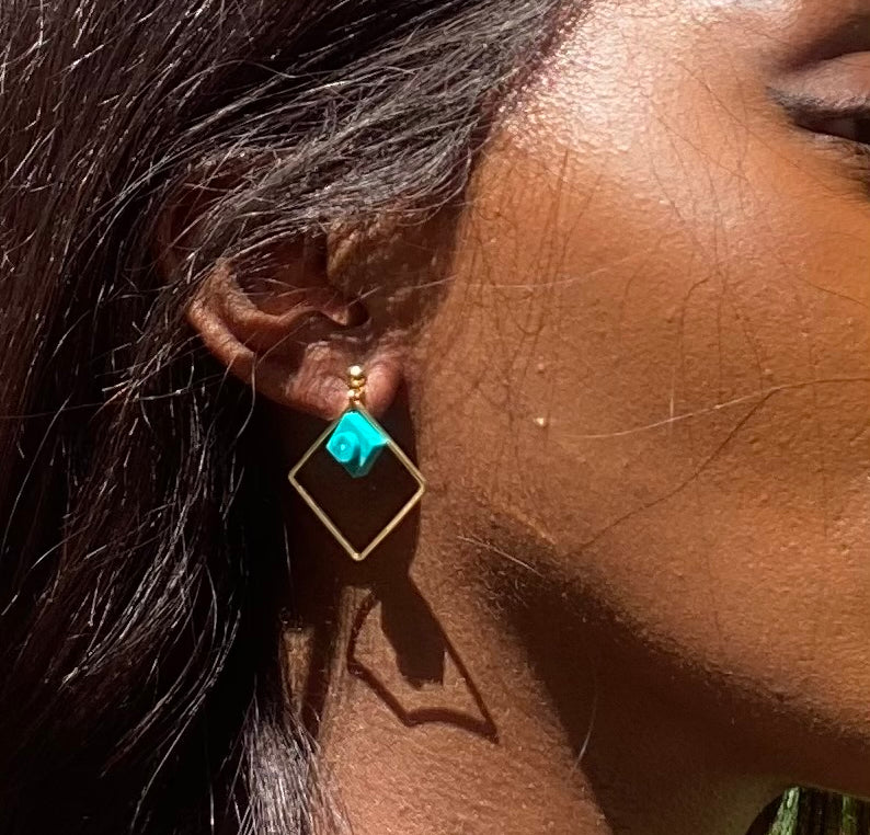 Boucles d'oreilles pendantes colorées avec un Lego bleu paon