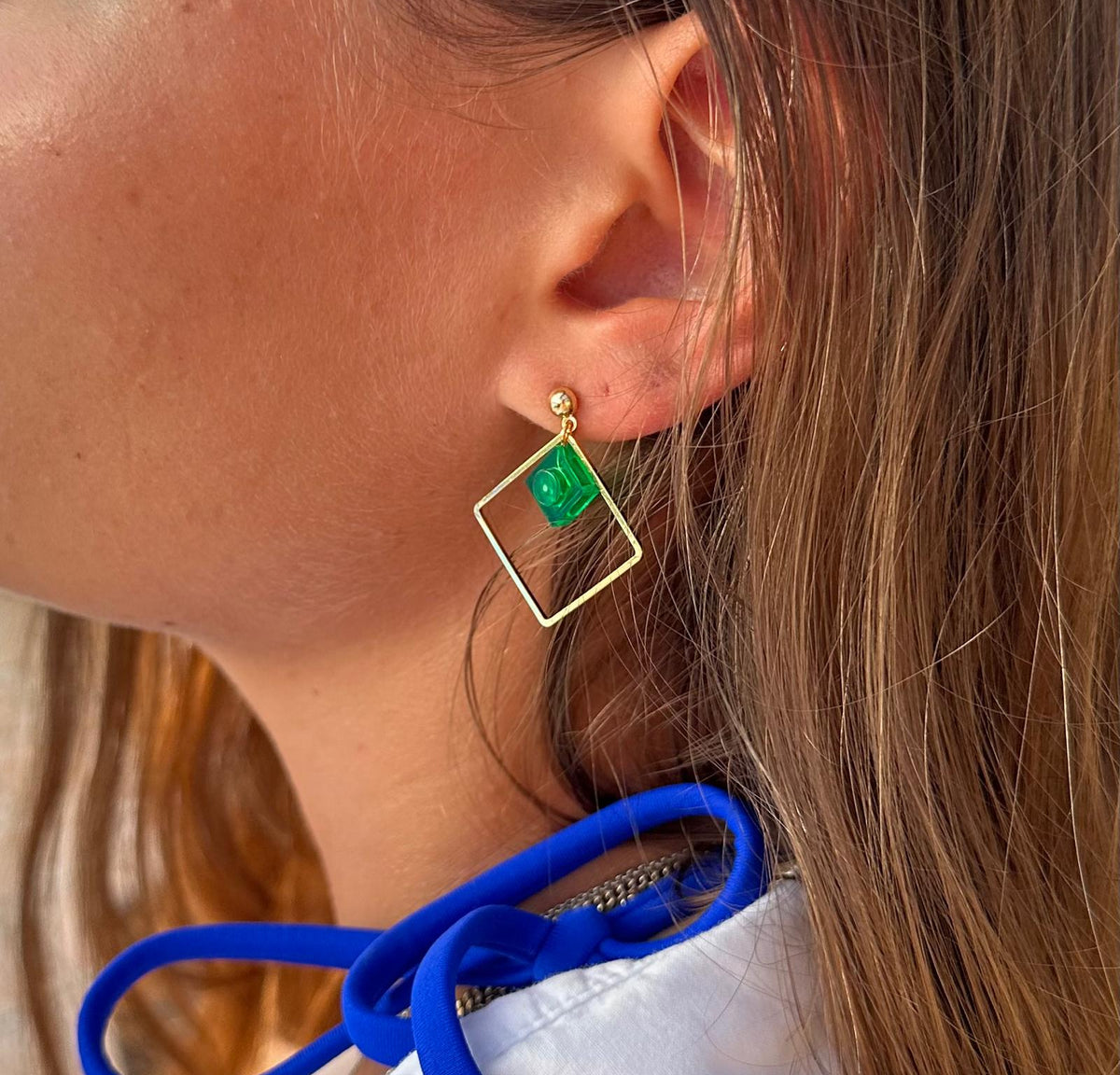 Boucles d'oreilles pendantes colorées avec un Lego vert émeraude translucide