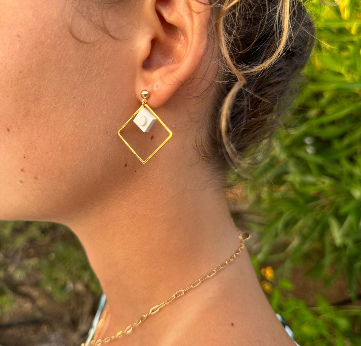Boucles d'oreilles pendantes colorées avec un Lego blanc
