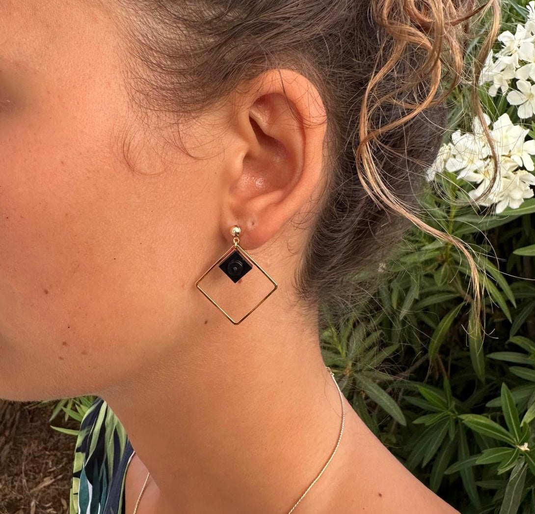 Boucles d'oreilles pendantes colorées avec un Lego noir