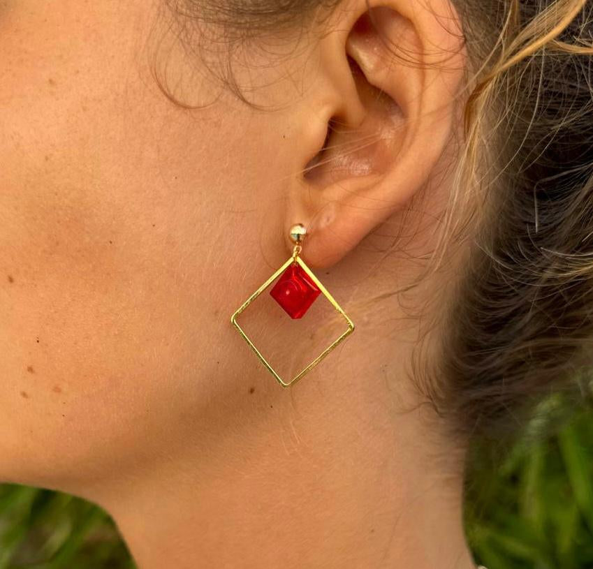 Boucles d'oreilles pendantes colorées avec un Lego rouge transparent