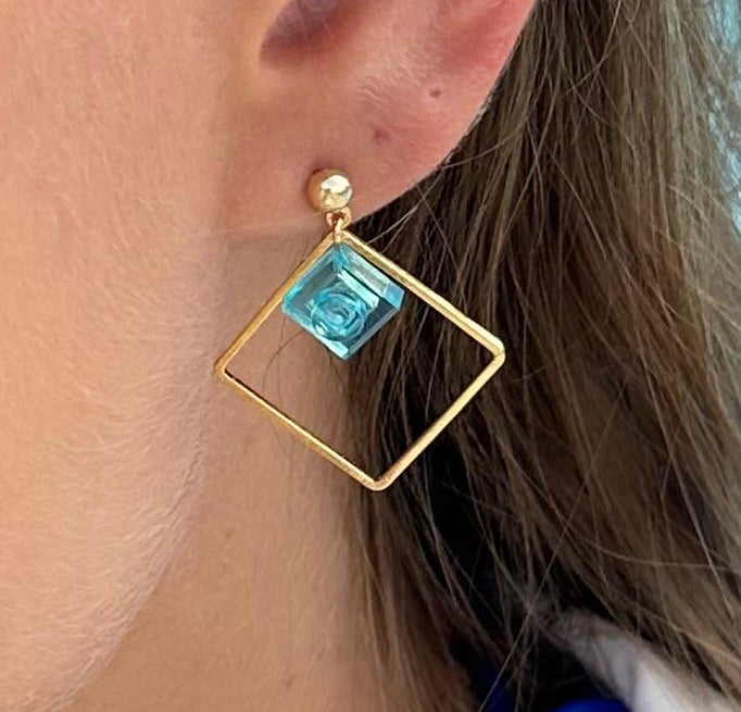 Boucles d'oreilles pendantes colorées avec un Lego bkeu turquoise transparent