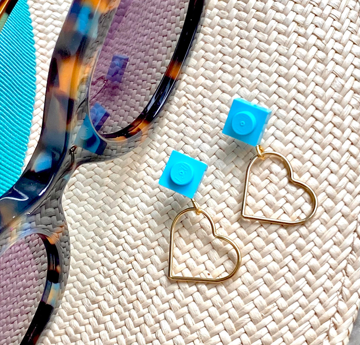 Boucles d'oreilles avec un coeur doré suspendu à une toute petite brique Lego 1 tenon rose corail, boucles d'oreilles pendantes pour la St Valentin.