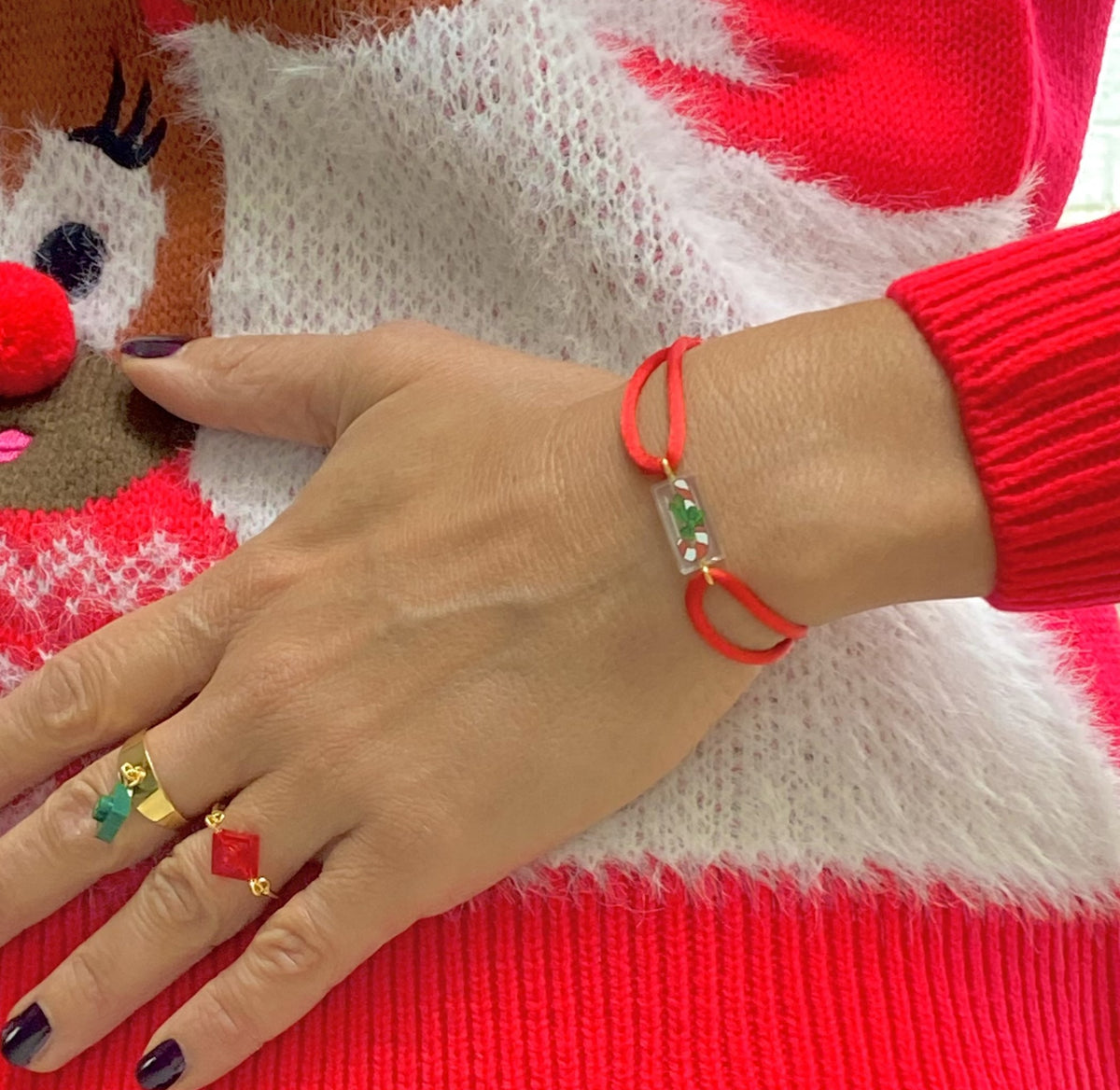Bracelet spécial Noël avec un sucre d'orge imprimé sur une brique de Lego authentique. Le bracelet se règle avec un cordon rouge ajustable coulissant facilement. Les bagues sont vendues séparément.