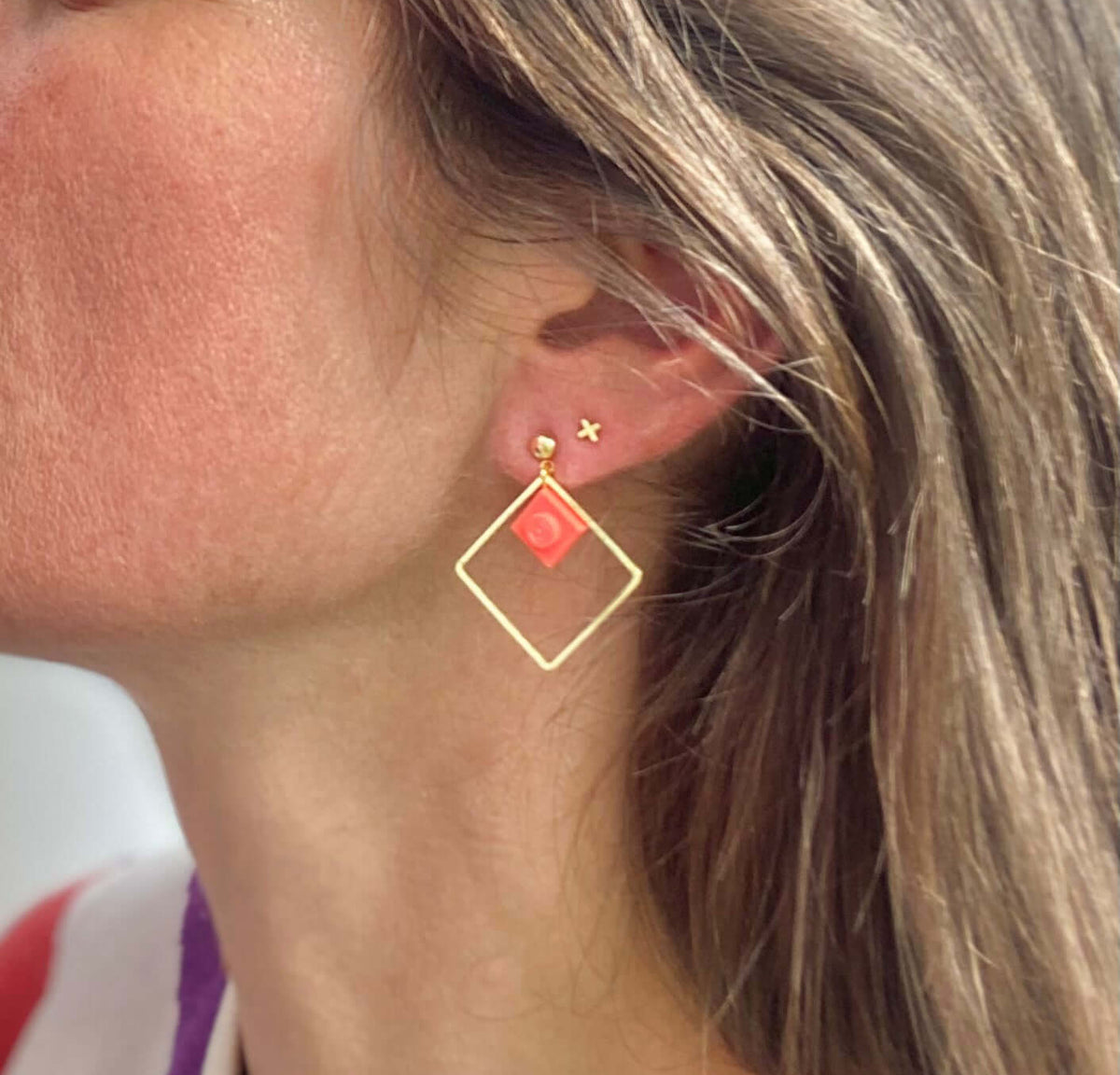 Boucles d'oreilles pendantes colorées avec un Lego rose corail