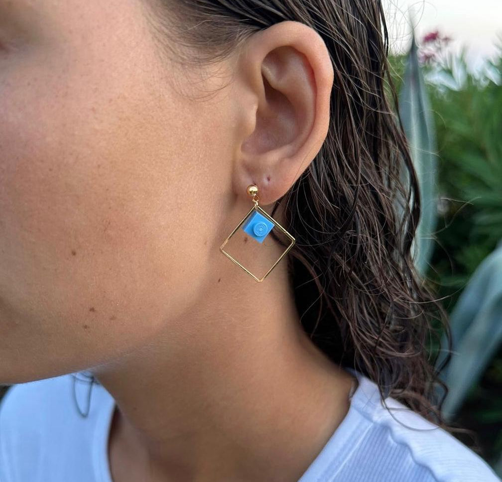 Boucles d'oreilles pendantes colorées avec un Lego bleu