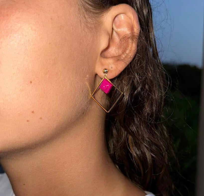 Boucles d'oreilles pendantes colorées avec un Lego rose pivoine