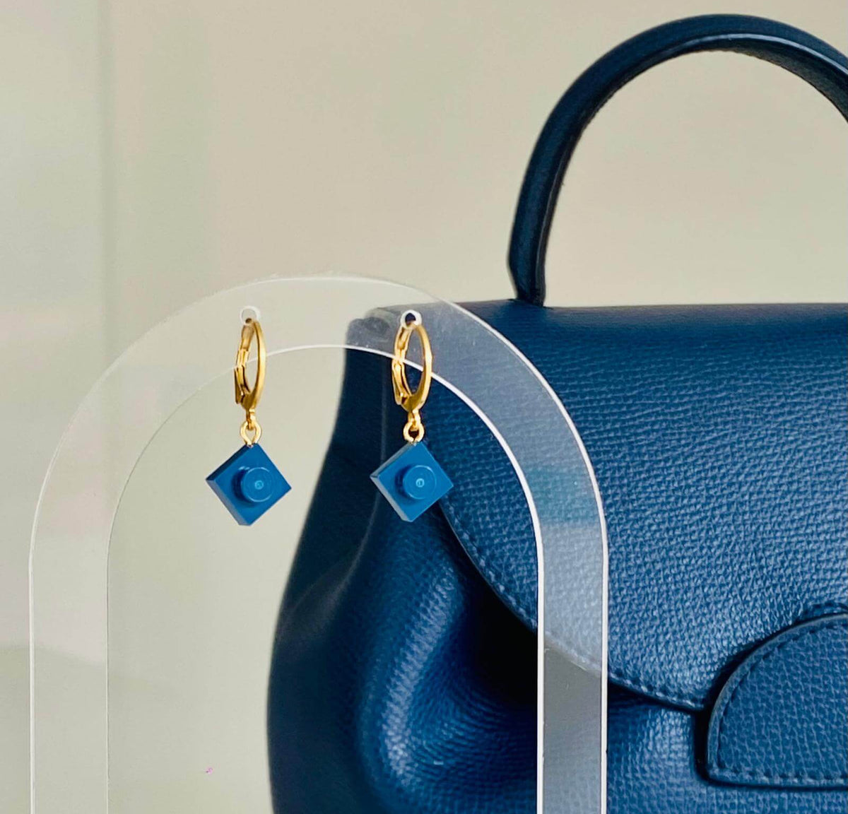 Boucles d'oreilles forme de dormeuses ou mini créoles en acier inoxydable avec une brique Lego 1x1 bleu marine. Des boucles d'oreilles assorties à mon sac Polène ! Boucles d'oreilles idéales pour faire du sport, aller au bureau en vélo, elles tiennent parfaitement à l'oreille et sont très légères.