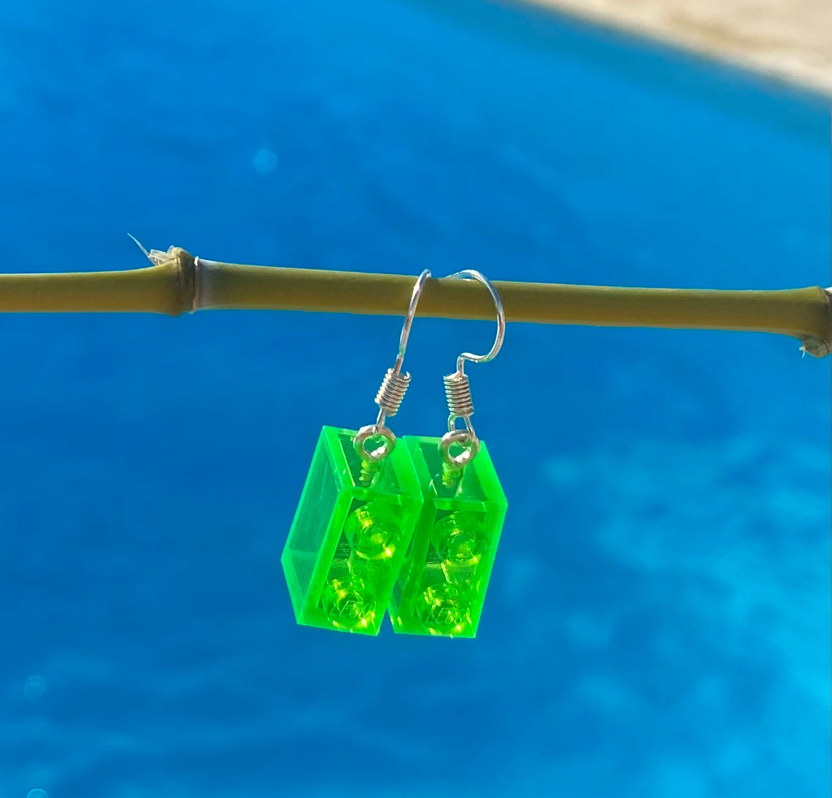 Boucles d'oreilles vertes en Lego® suspendues, légères et amusantes, parfaites pour égayer votre look d'été.
