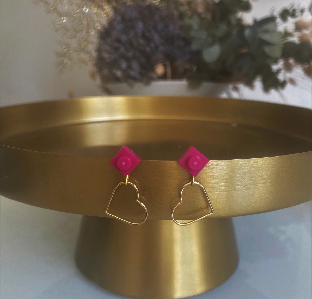 Boucles d'oreilles à offrir, associant une petite brique Lego rose pivoine et un adorable petit coeur doré. Petit cadeau parfait pour la st valentin