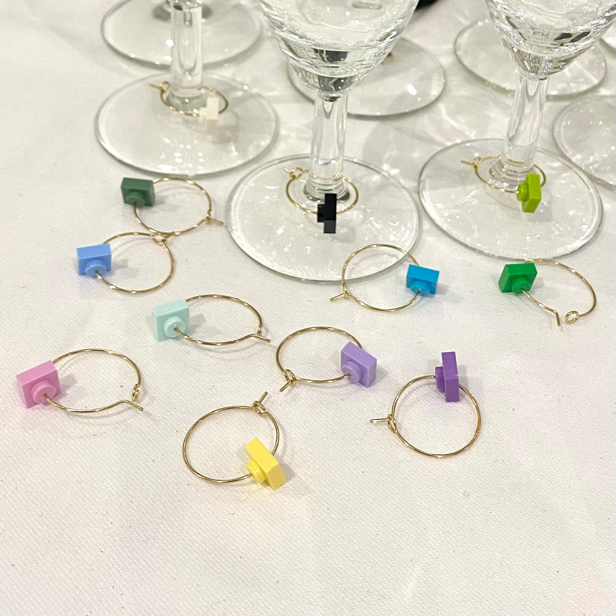 Marque-verres en acier inox, accessoires colorés en forme de Lego pour identifier vos verres à pied.