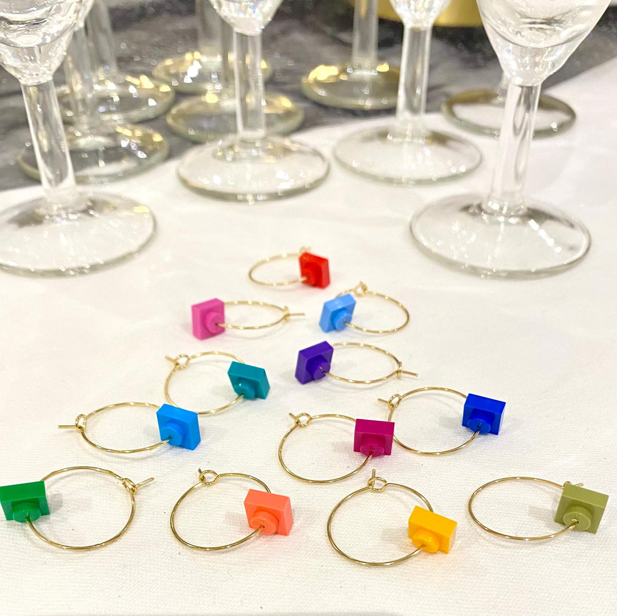 Marque-verres originaux: 12 petites briques de Lego de couleurs différentes pour vous permettre de reconnaître votre verre en soirée ou dans les réunions de famille.