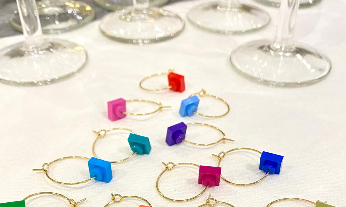Marque-verres originaux: 12 petites briques de Lego de couleurs différentes pour vous permettre de reconnaître votre verre en soirée ou dans les réunions de famille.
