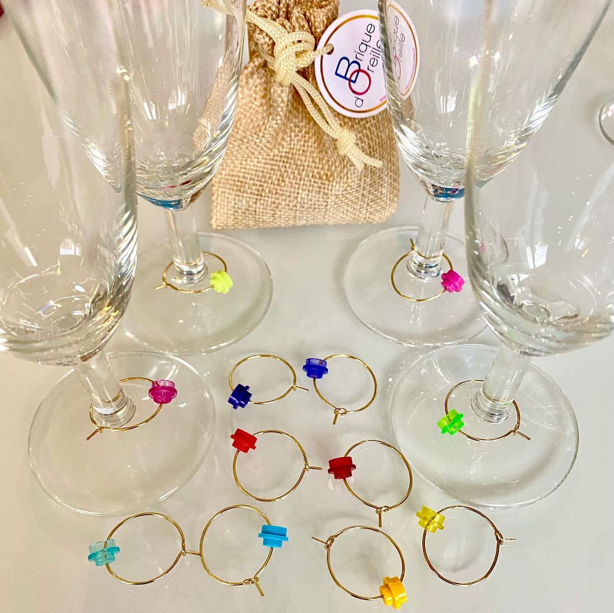 Marque-verres en acier inox, bijoux colorés en forme de brique Lego pour soirées festives avec amis.