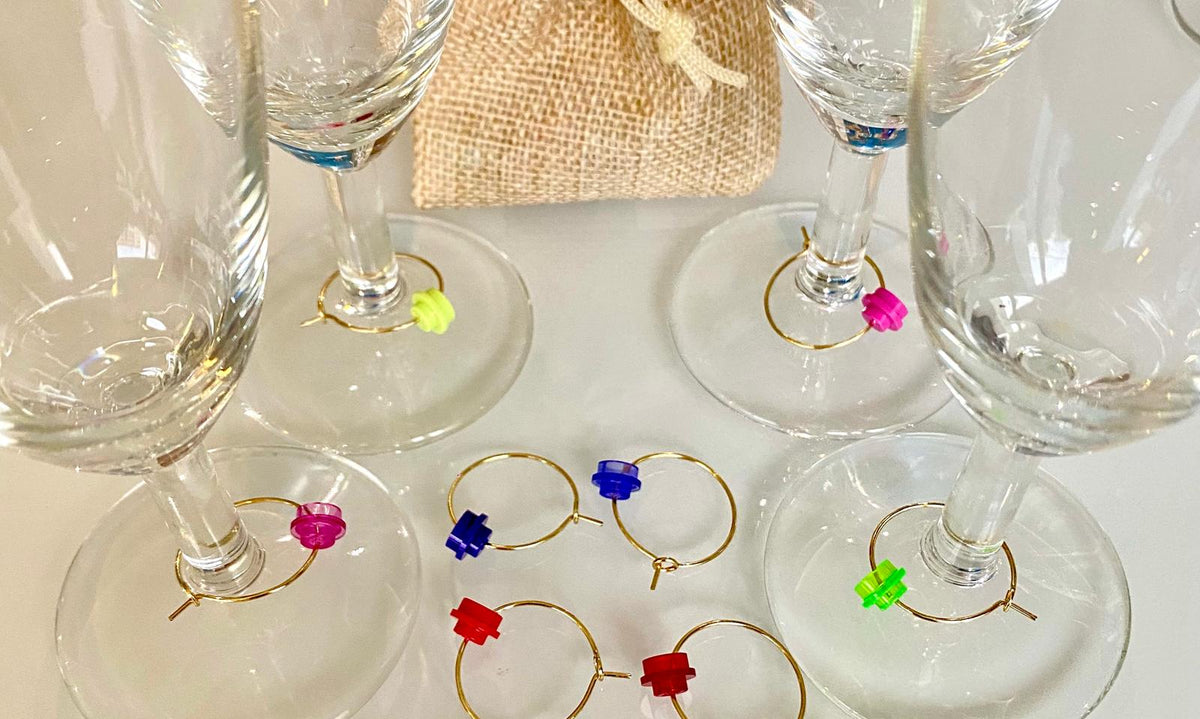 Marque-verres en acier inox, bijoux colorés en forme de brique Lego pour soirées festives avec amis.