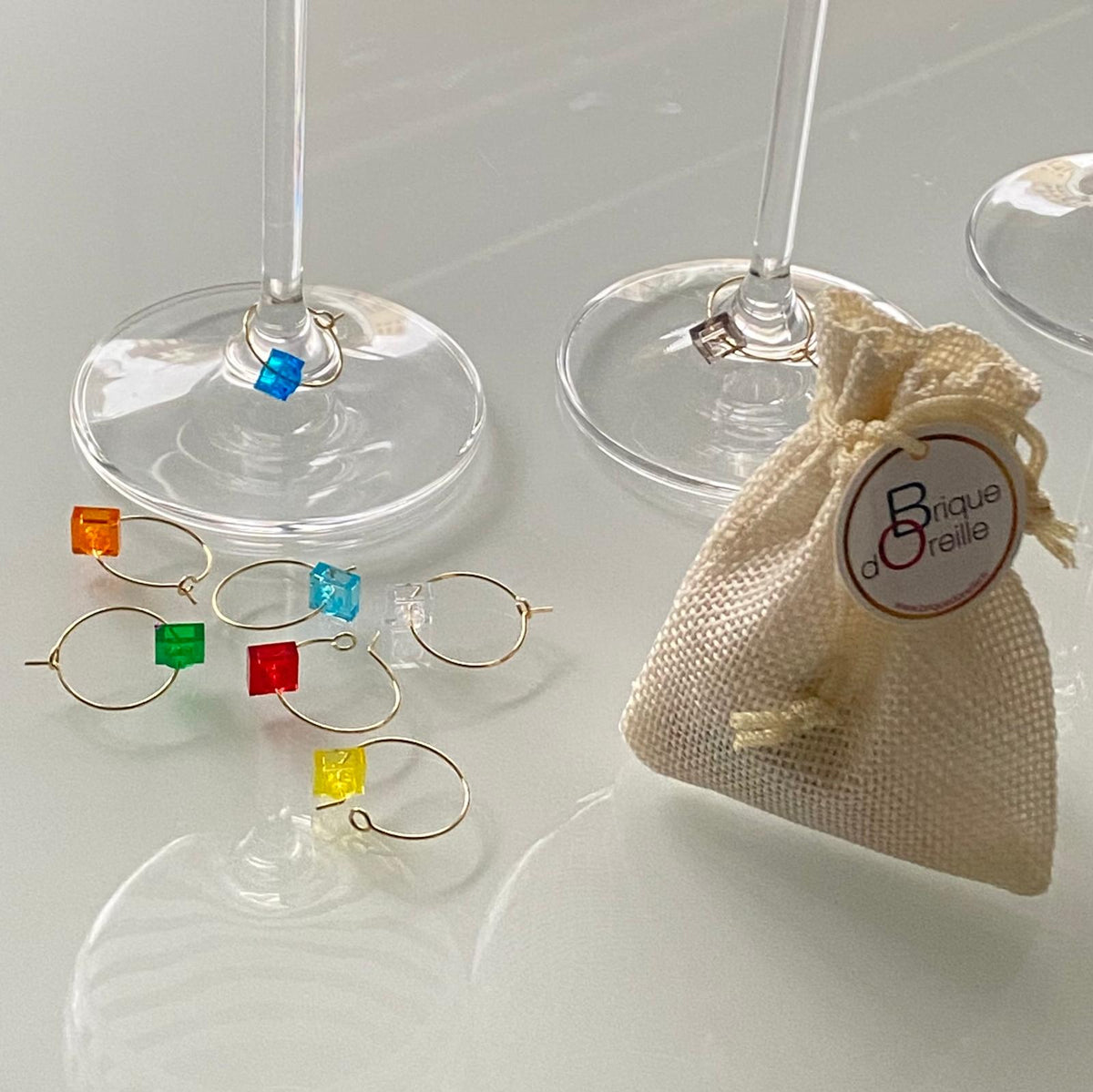 Marque-verres en acier inox pour identifier vos verres à pieds lors des soirées, style Lego coloré et unique.