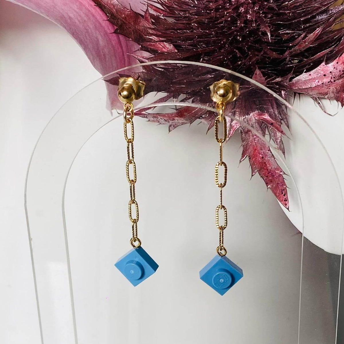 Boucles d'oreilles pendantes dorées avec briques Lego® bleu tendance, légères et originales, parfaites pour un look coloré.
