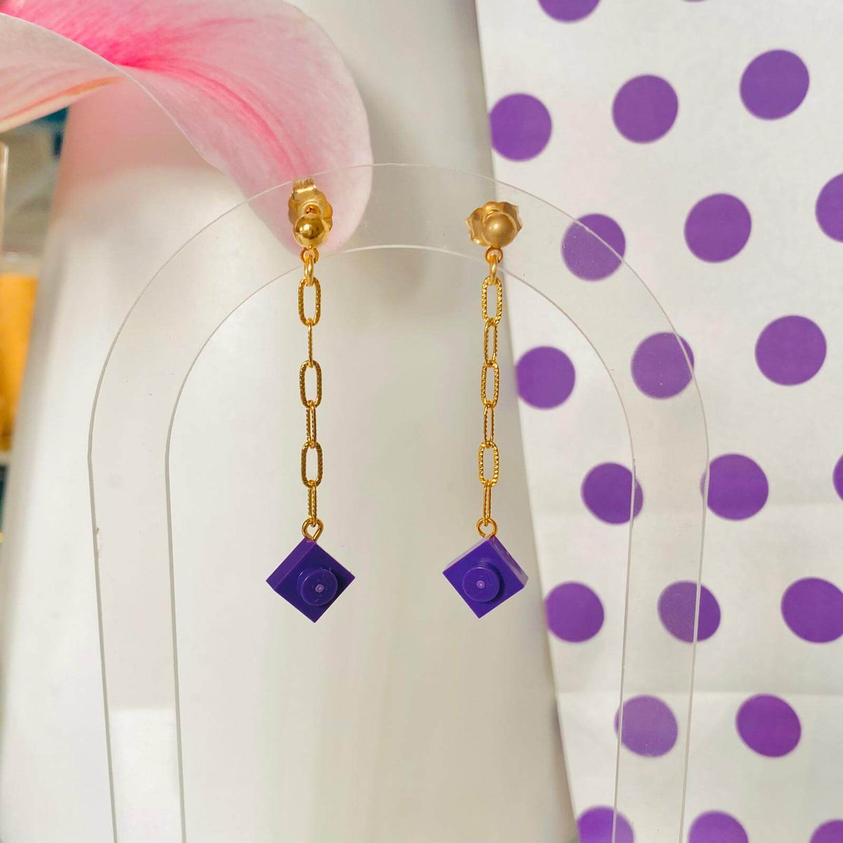 Boucles d'oreilles pendantes Lego® violettes avec chaine dorée, bijou original et léger.