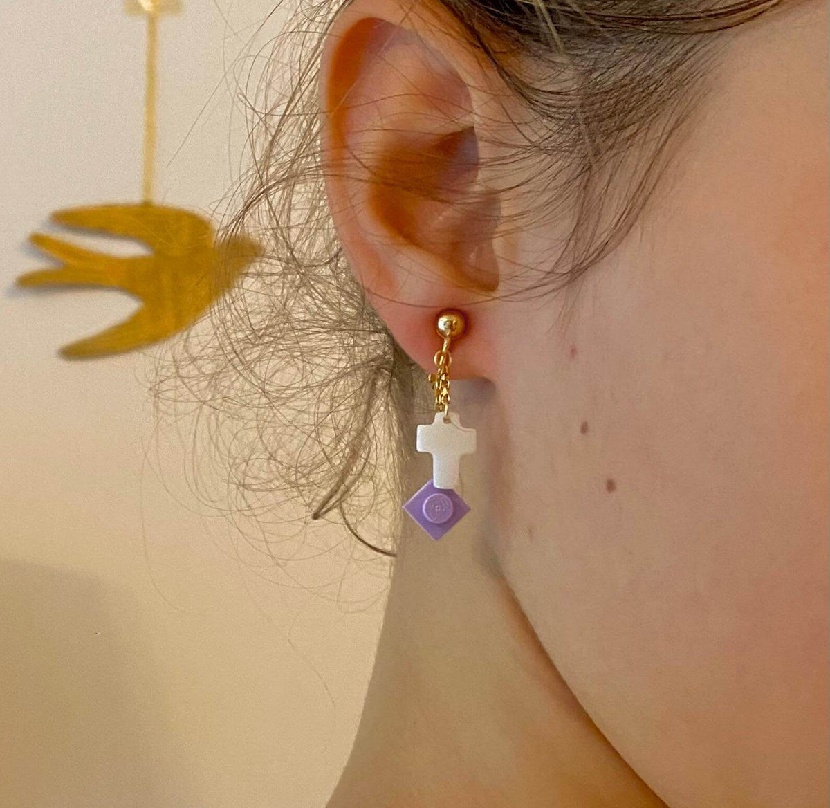Boucles d'oreilles clip pour les filles aux oreilles non percées. Un cadeau pour les sacrements religieux catholiques. Un bijou sobre et fantaisie à la fois. La croix nacrée et la brique de Lego sont chacune suspendues à une mini chaine dorée.