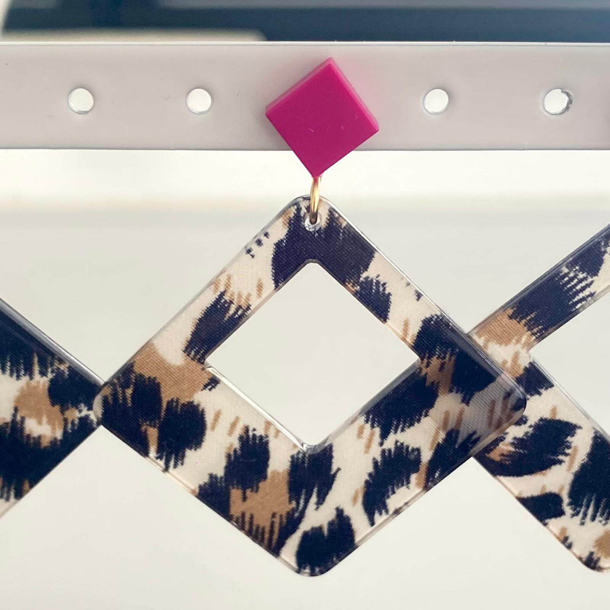 Boucles d'oreilles Léopard en acétate avec motif animalier et Lego carré rose.