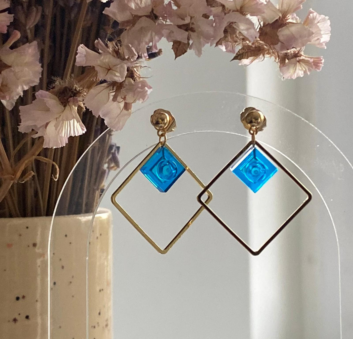 Boucles d'oreilles pendantes colorées avec un Lego bleu foncé transparent