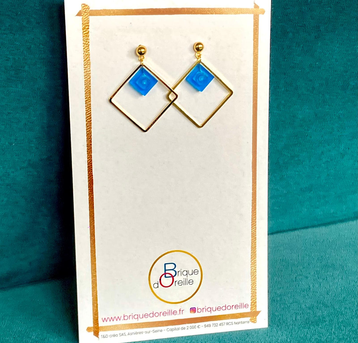 Boucles d'oreilles pendantes colorées avec un Lego bleu saphir translucide