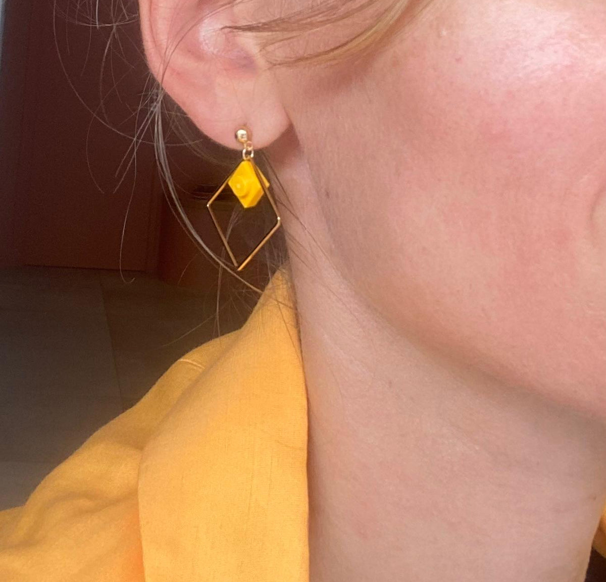 Boucles d'oreilles pendantes colorées avec un Lego jaune d'or