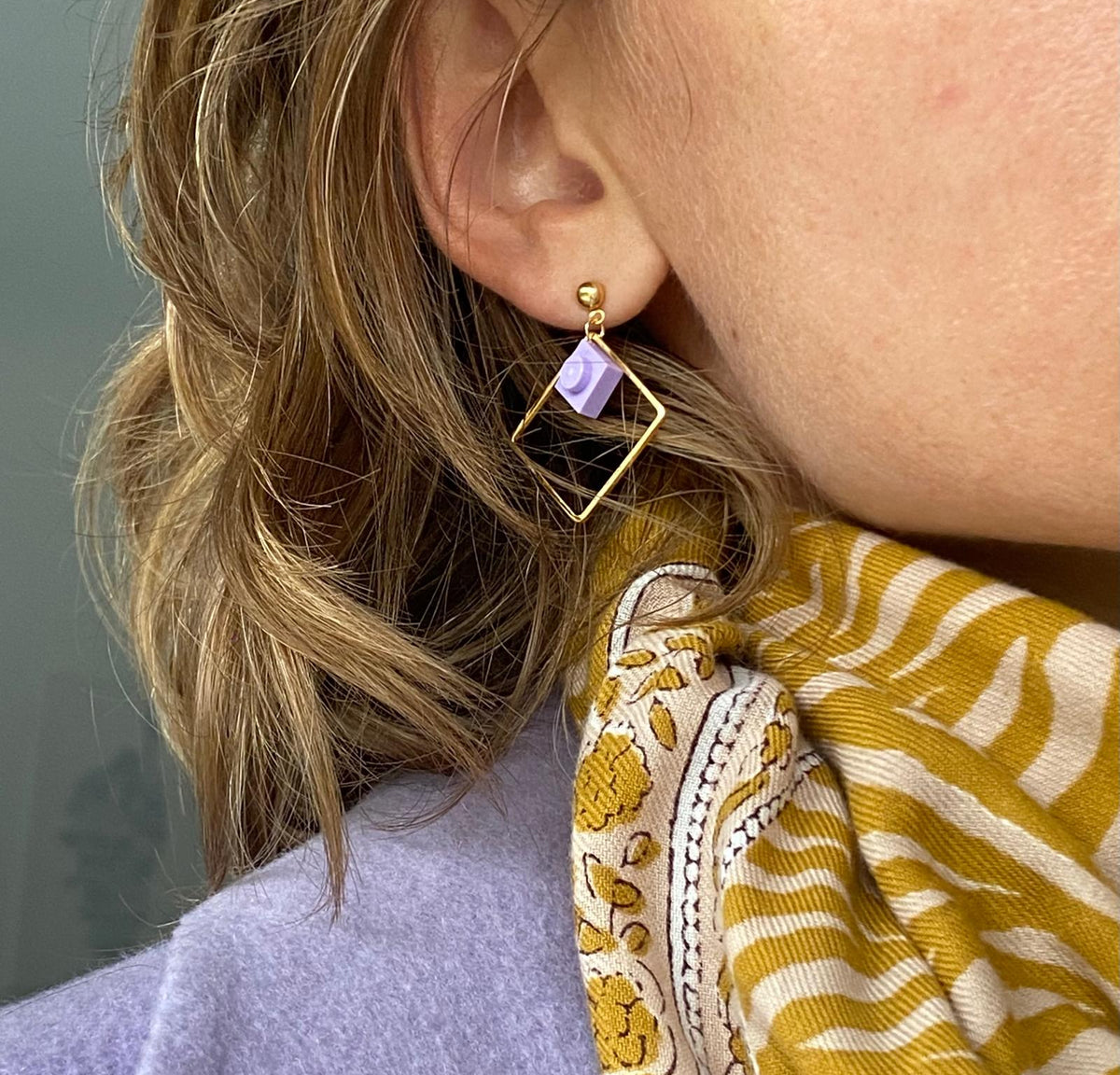 Boucles d'oreilles pendantes colorées avec un Lego lilas pastel