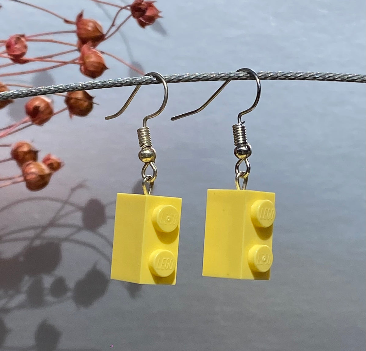 Boucles d'oreilles pendantes avec brique Lego 1x2 jaune pastel , design amusant et léger, parfaits pour égayer votre look.