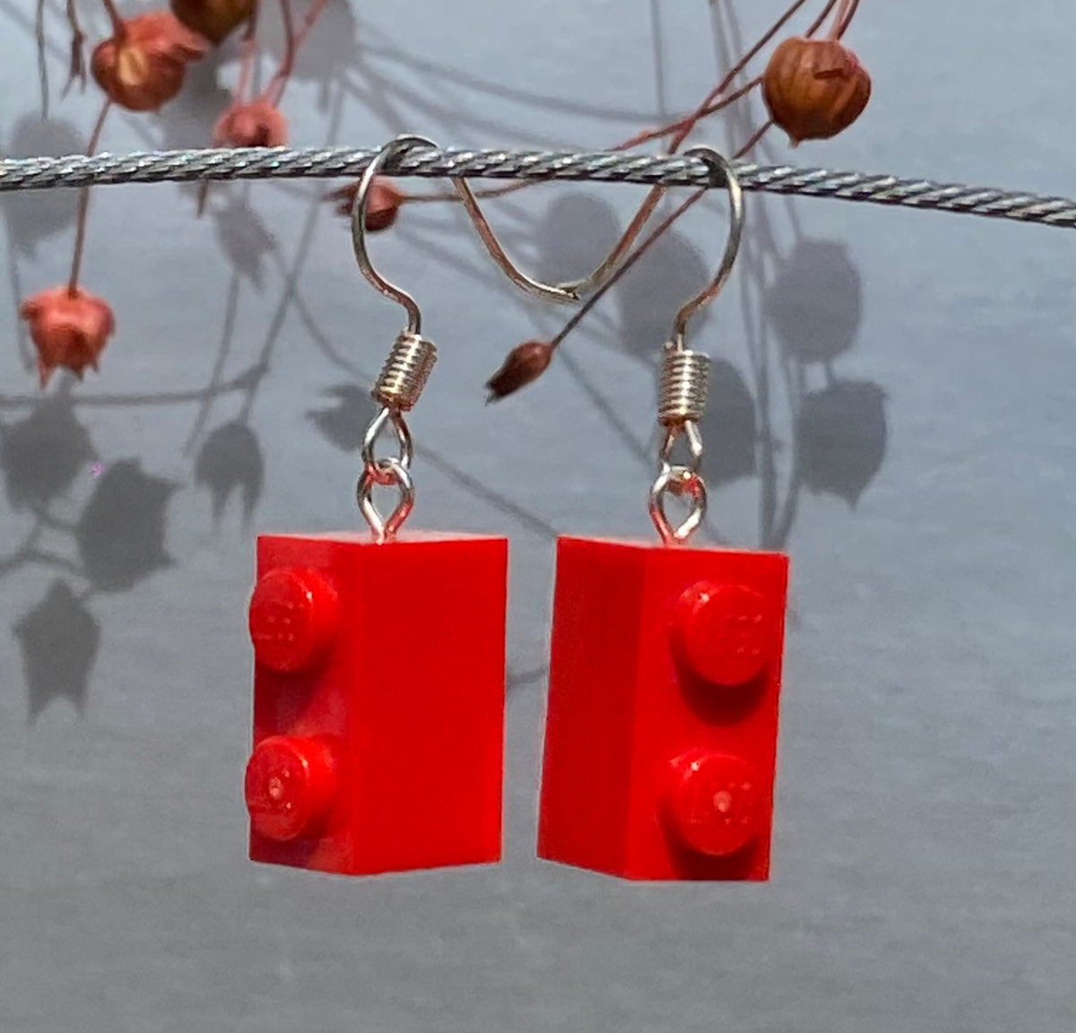 Boucles d'oreilles pendantes avec une brique Lego 1x2 rouge ,ultra légère, parfaites pour matcher avec une tenue assortie