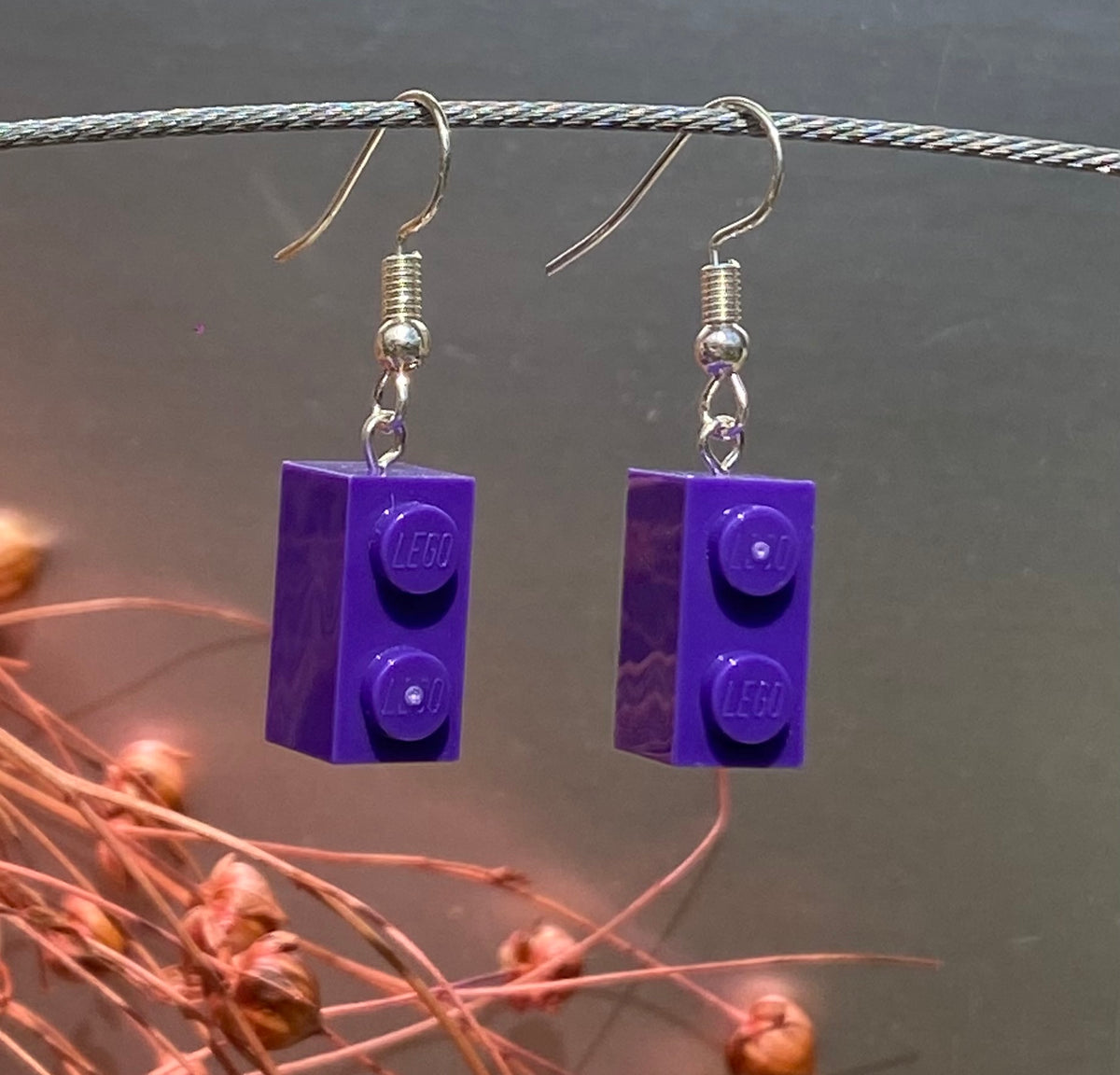 Boucles d'oreilles pendantes en brique Lego® violette, légères et colorées pour accessoiriser tous vos looks.