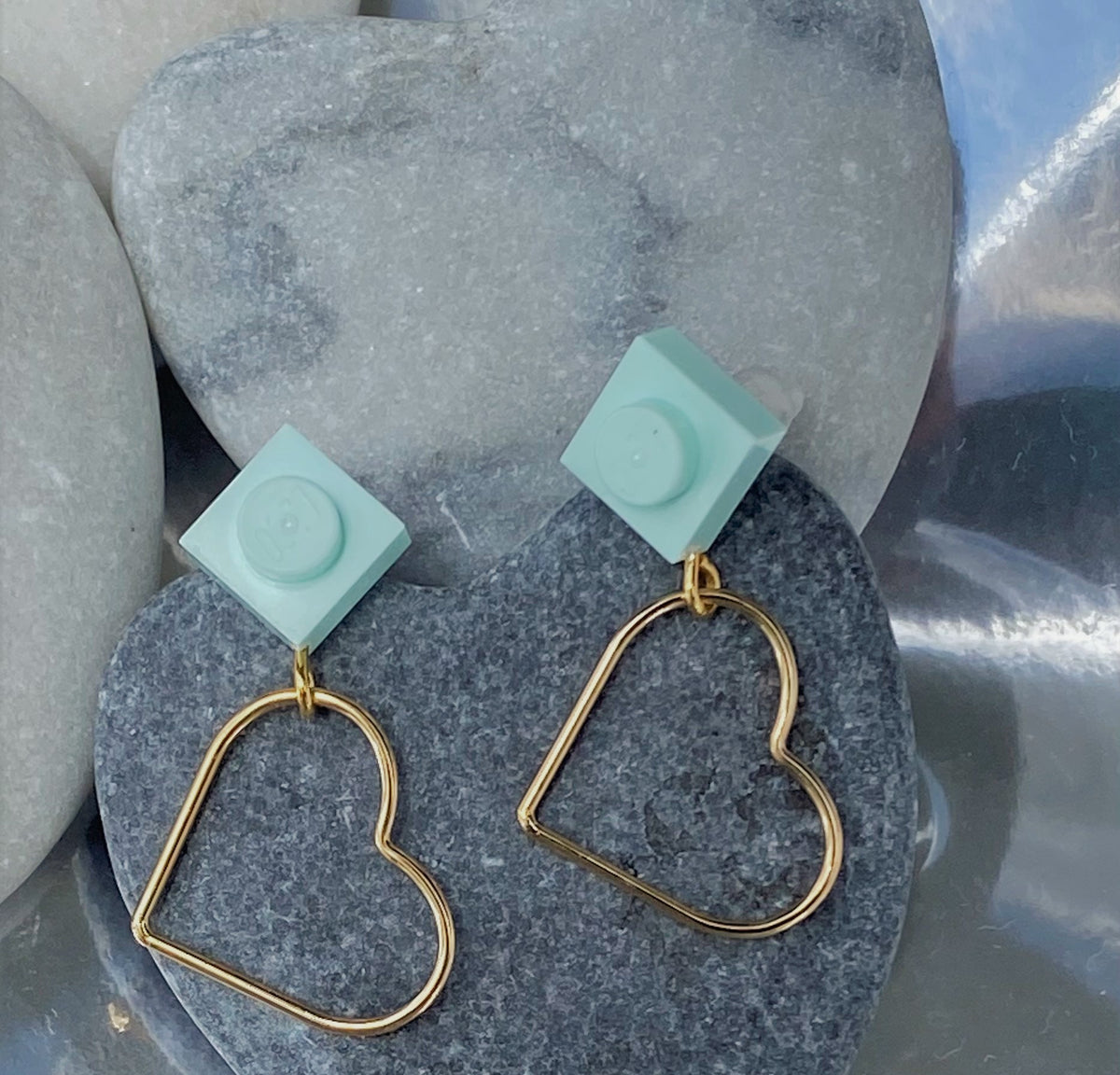 Boucles d'oreilles courtes en forme de coeur suspendu à l'oreille par une petite brique Lego vert aqua reine des neiges.