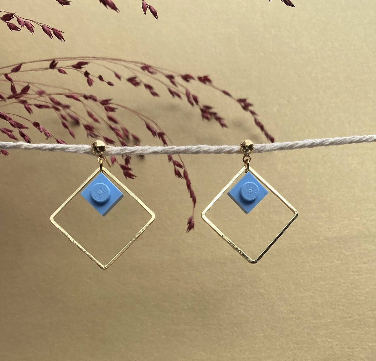 Boucles d'oreilles pendantes colorées avec un Lego bleu lavande