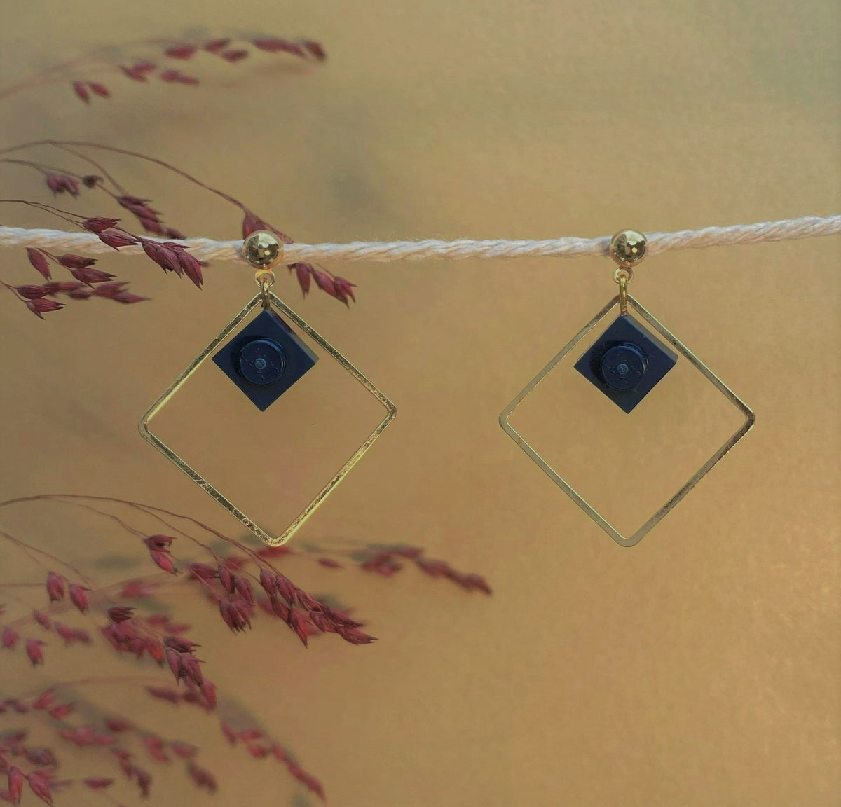 Boucles d'oreilles pendantes colorées avec un Lego bleu marine